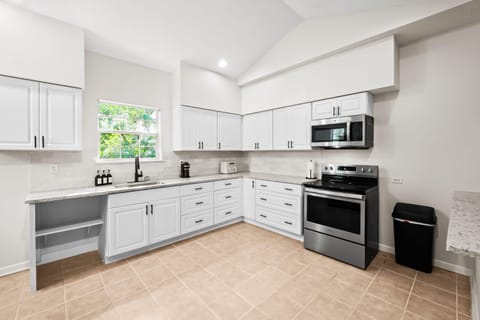 roommates in Undisclosed, Jacksonville, FL 32208 Feel at Home! Beautiful Shared Living with Premium Amenities (id. 39725) - cirtru.com