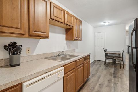 Comfortable Property With low number of members, close to public transportation! (id. 13413)