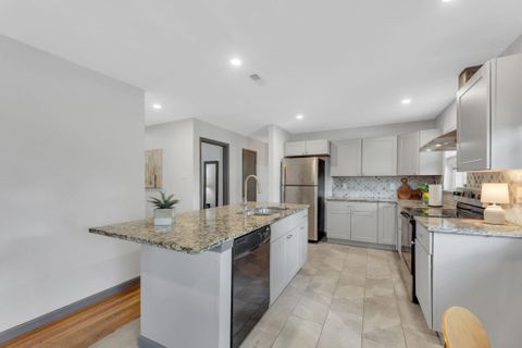 All utilities included – no surprise bills!
 Low move-in fee for an easy start
 Fast, Free Fiber Wi-Fi included
 Smart lock on every room for added security and convenience
 Bus routes just steps from the door (id. 16719)