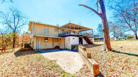 Large Home with Spacious Enclosed Patio, 5 min walk to transit stop Valley Hill Rd SW & Westfield Dr (id. 1438)