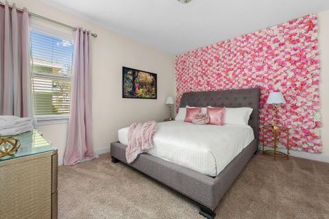 GREAT PARKING! No Move-In Fee! Short drive to Shopping, Restaurants and Disney Main Gate!  Free High-Speed WiFiSmart Lock RoomsSafe & Neighborhood! Security 5 minutes to Shopping & Groceries Private Parking 
BEST PADMATES! Quiet AND CLEAN (id. 10978)