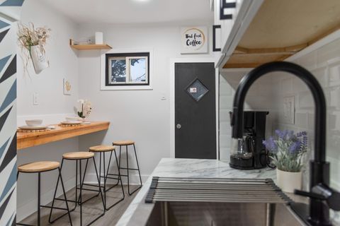 Hospitality Focused CoLiving  
 New & Fully Renovated Baltimore City Townhouse 
 Modern, Stylish, & Secure — Spacious Fully Furnished Rooms ready for you!
 Super-Fast WiFi |  All Utilities Included |  You Get What you Pay For! (id. 18644)