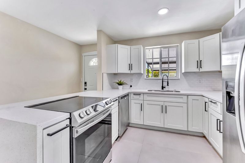 All‑Inclusive Furnished Rooms in Hialeah  |  Wi‑Fi •  Kitchen •  Laundry •  Parking |  Move in Ready|  Top‑Rated Host (id. 4415)