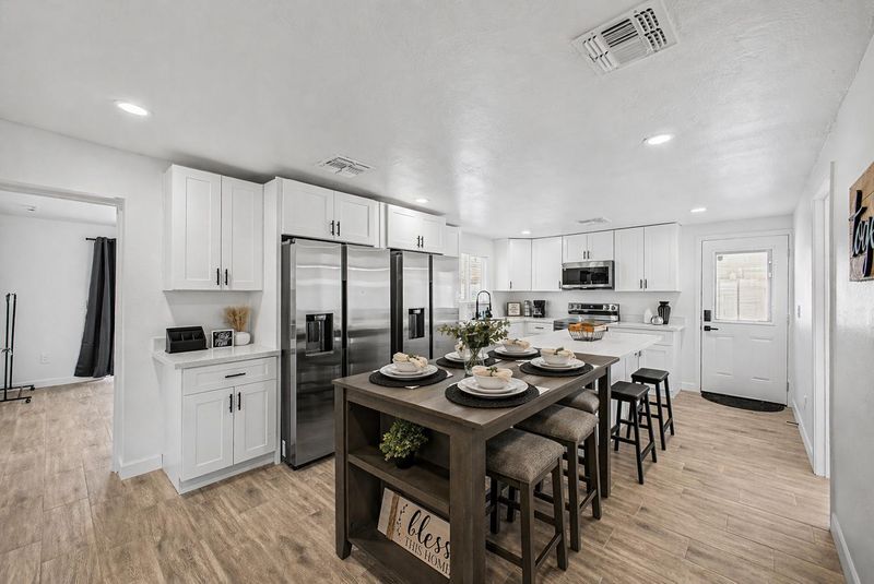 Beat the  & hot summer  months. Large POOL ‍!  Fully remodeled- 2 Fridges-2 Washer/Dryers (id. 33417)