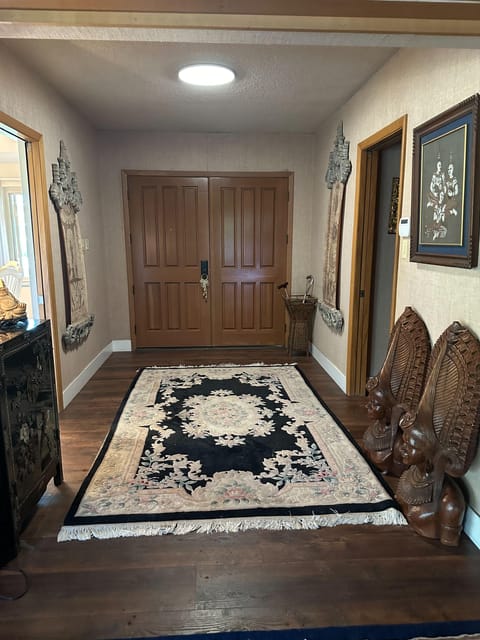 Lakeview Home, a 5 minute walk to transit stop Robinhood Dr & Pacific Arr FS Eastbound (id. 35006)