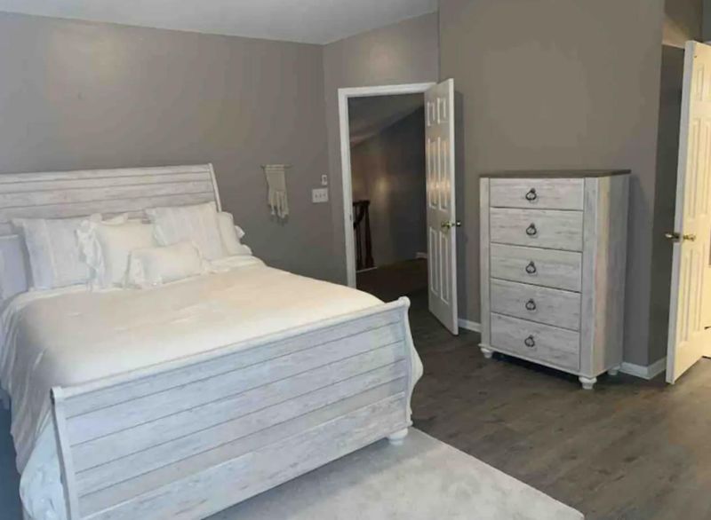 roommates in Undisclosed, Charlotte, NC 28215 Charlotte House with Television and Sunroom. Comfortable & cozy (id. 10002) - cirtru.com