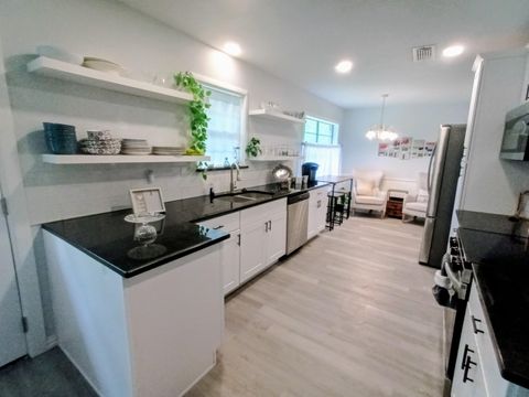 "Fully Furnished Professional Living in 76134 – All Utilities Included + Dedicated Workspace & Park (id. 31304)