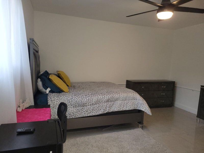 roommates in Undisclosed, Hollywood, FL 33020 Furnished Private Room in Central Hollywood – Walk or Bus to Shops & Parks! (id. 25038) - cirtru.com
