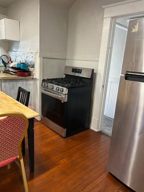 cute upstairs with gated parking lot (id. 38676)