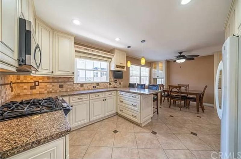 roommates in Huntington Beach Room5Bed.2Bath - cirtru.com
