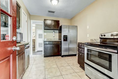 roommates in Undisclosed, Jacksonville, FL 32210 *SuperHost* NEW Listing - Beautiful HUGE Cedar Hills Estates Home! Ample Parking, Large Open Rooms, Dine-In on Screened Porch, Free WiFi! Don't Miss Out! (id. 1507) - cirtru.com