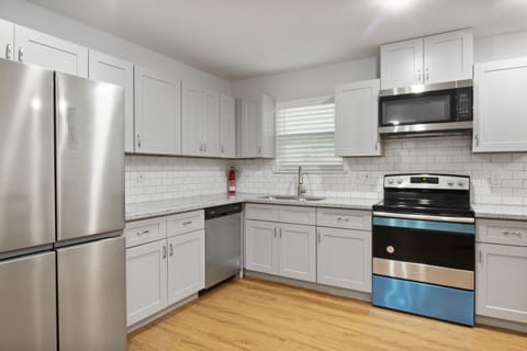roommates in Undisclosed, Houston, TX 77028 La Casita HTX: Live w/ 2 roommates in a modern & affordable home near Downtown & IAH Airport! (id. 2521) - cirtru.com