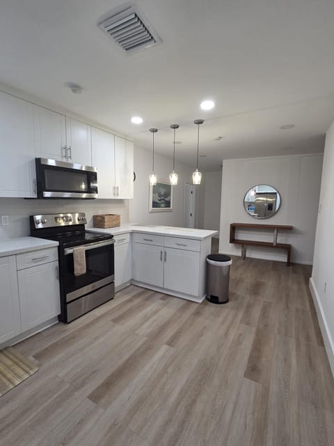 Affordable Fort Lauderdale PadSplit Near Transit & Shopping (id. 34949)