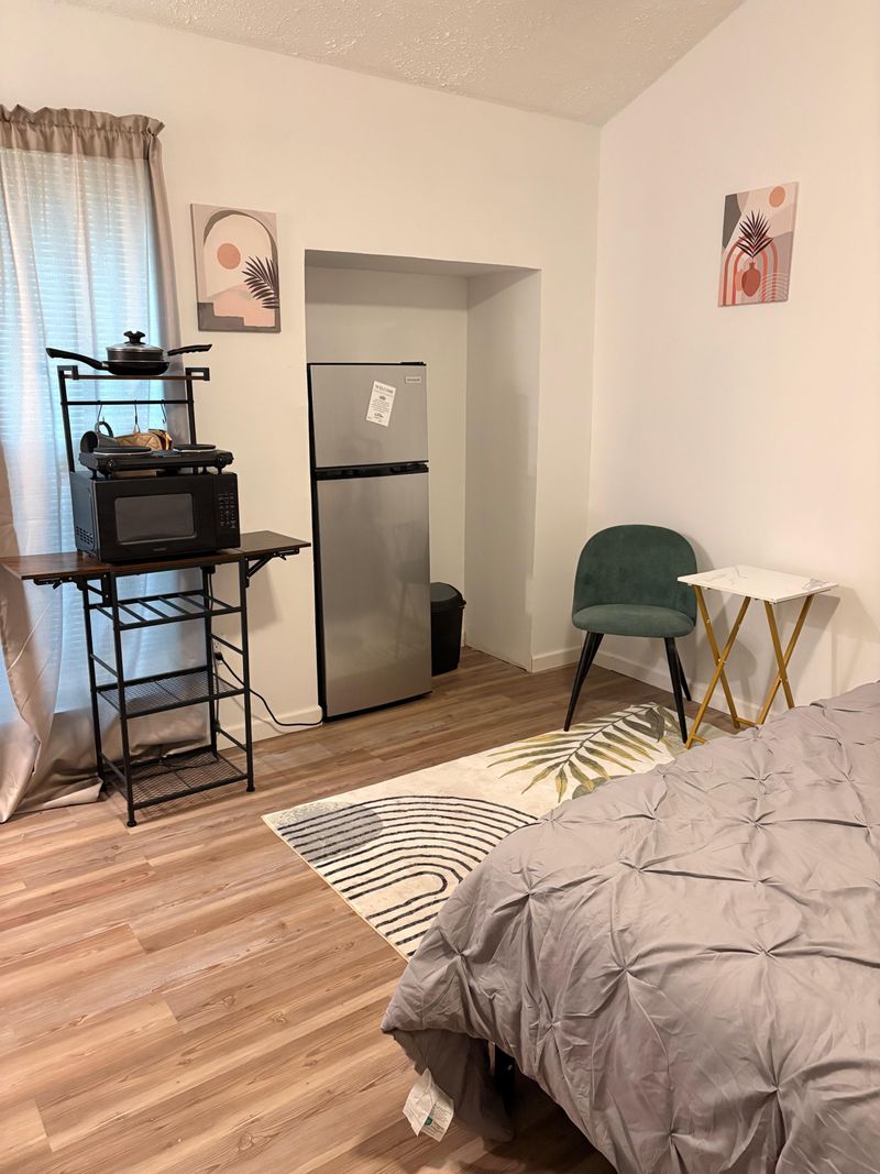 roommates in Undisclosed, Humble, TX 77338 Quiet En-suite upstairs: bathroom & kitchenette/fridge-WIFI-IAH 15min.Couples/guest stay fee.Humble (id. 16828) - cirtru.com