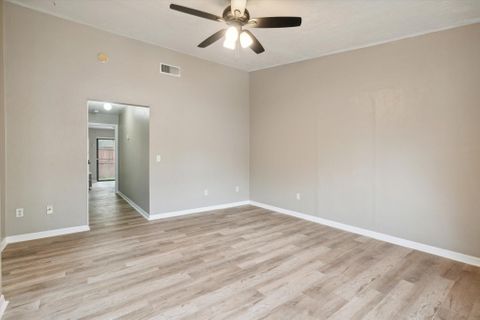 Gainesville Duplex / Multiplex with Living room. Newly-renovated & modern (id. 7340)