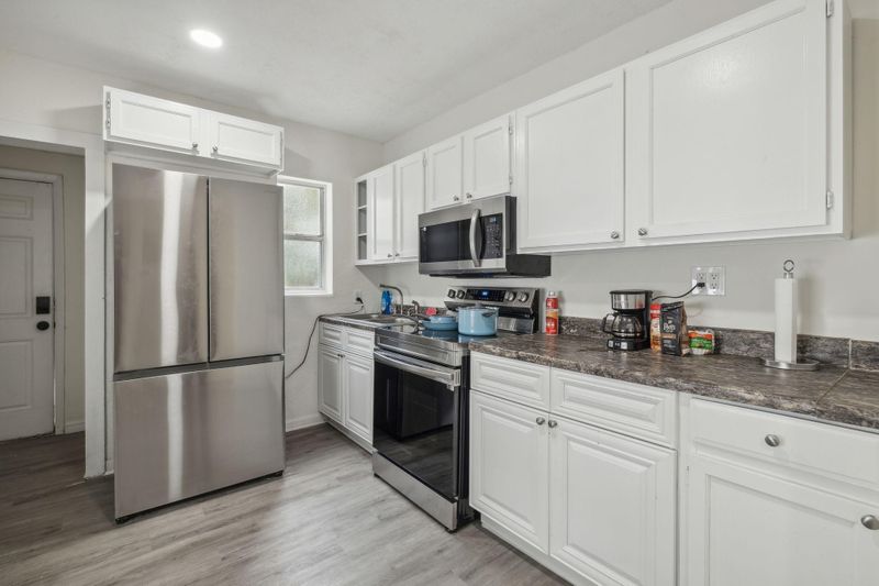NO MOVE IN FEE | Newly Renovated | Winn Dixie, Walmart, Planet Fitness Nearby | Access to I-10 and 295 (id. 6370)