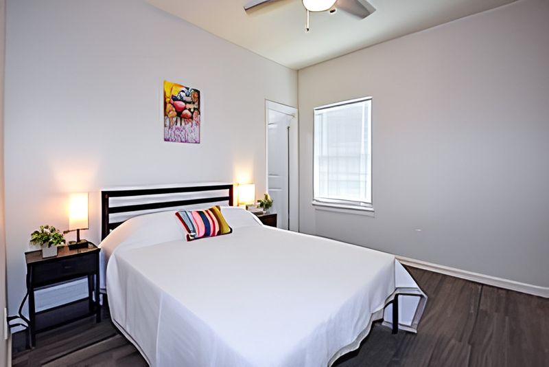 Private-Bath Rooms in Sunnyside - Close to Downtown & Reliant Stadium (id. 4024)
