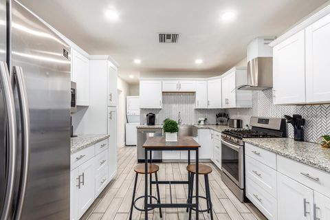 *SUPERHOST!* Beautiful Phoenix House walking distance to GCU w/Fully Furnished Kitchen & Huge Rooms! (id. 8957)