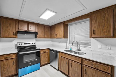 roommates in Undisclosed, Orlando, FL 32822 East Orlando Pool Home with Dining area. Newly-renovated, clean and cozy. Near shopping and 1 mile from bus line. (id. 7258) - cirtru.com