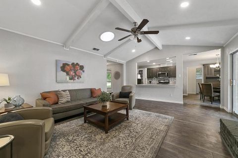 Cozy Modern Room in DeSoto |  Full Kitchen |  WiFi |  Parking |  Central AC | Move-In Ready! (id. 18731)