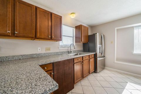 Elite Host Updated Home with Spacious Yard, Near Parks, Restaurants & Easy Houston Access (id. 1025)