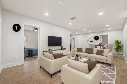 Beautiful & high-quality Temple Terrace House with Living room (id. 6051)