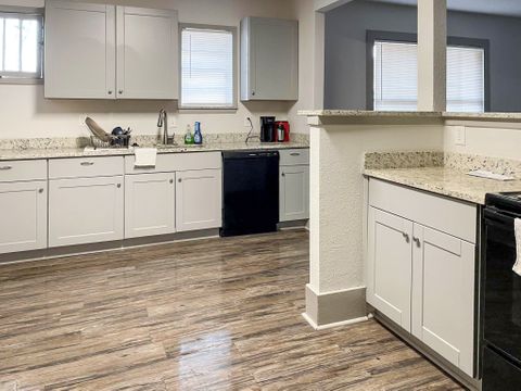 Newly-renovated & modern Fort Worth House with Dining area (id. 2533)