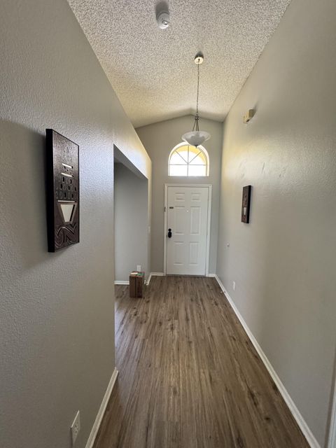 Comfortable & newly-renovated St. Cloud House with Dining area (id. 11526)