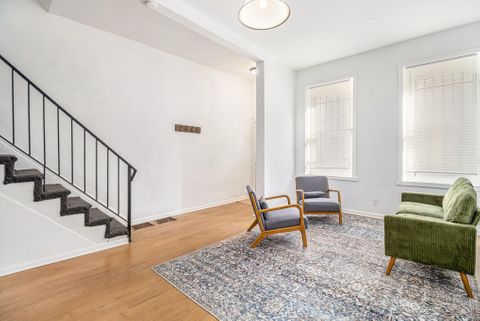 Lovely Living in Philadelphia off Broad Street. (id. 23407)
