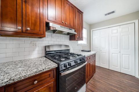 Modern & beautifully renovated home In Houston  fully furnished rooms, TV lounge , backyard , and dual occupancy allowed ‍! Also Mini Fridge and Room TV Available for long term Tenants!! (id. 2410)