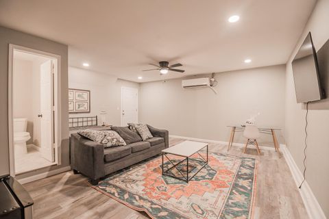 Modern Spacious Rooms  
 Elite-level kitchen 
 Amazing Location (id. 32737)