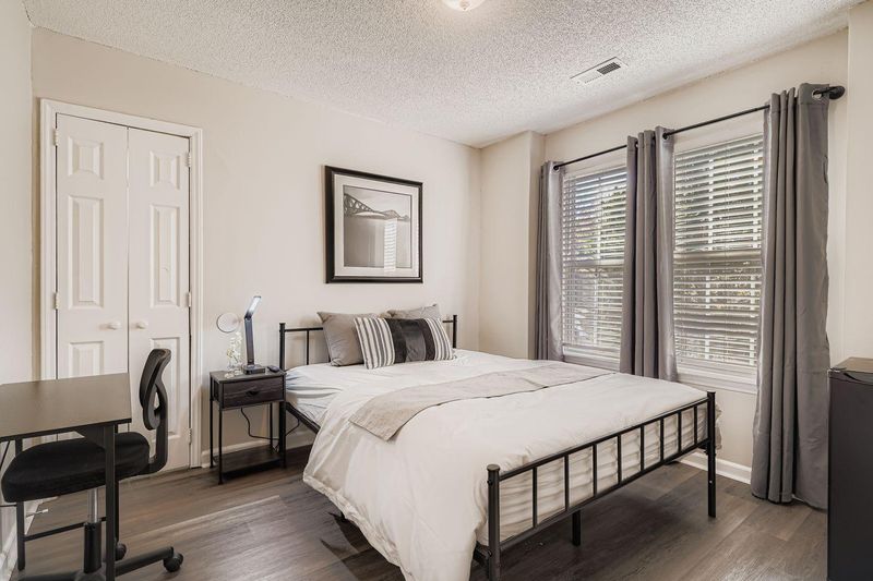 roommates in Undisclosed, Charlotte, NC 28269 Feel at home in Osage Circle |Modern Comfort Meets Affordable Luxury|  Clean, comfortable living |  Bi-weekly housekeeping |  Secure coded room access |  Easy walk to bus stops | Smart TVs in each Room  |  Mini Fridge in each room (id. 20011) - cirtru.com