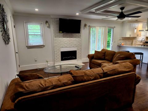 Live in Sandy Springs (id. 29441)