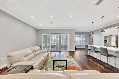 Luxury Living in St. Petersburg – 6 Private Suites with High-End Amenities! (id. 9876)