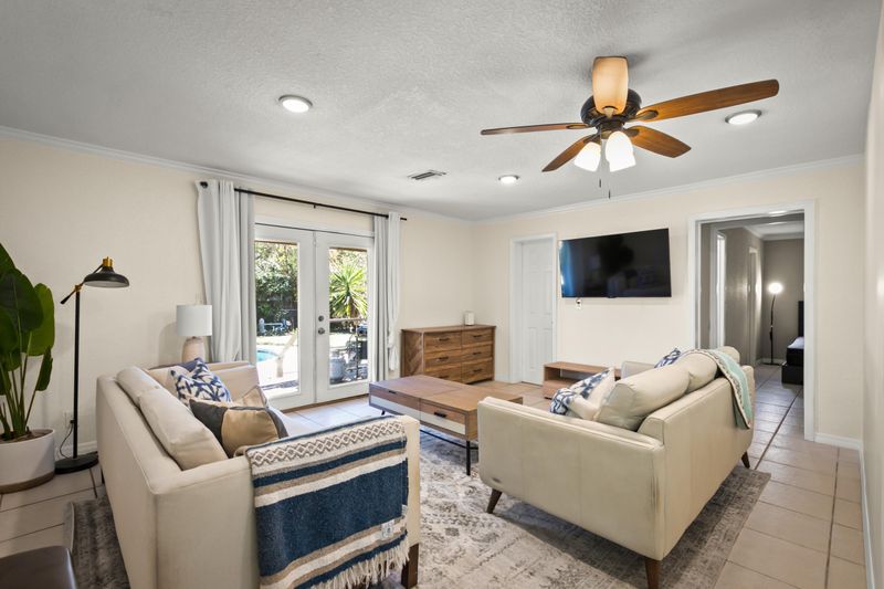 FREE WEEK ON US! Room 1 Dual Occupancy - Large Private Rooms w/ Mini-Fridge • TV •  Queen Beds •  Fast Wi-Fi • Pool Home | JAX (id. 10624)