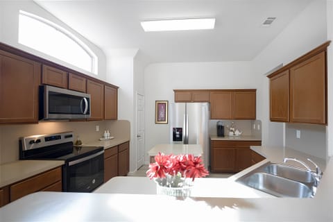 Sun‑Filled 5‑Bedroom Retreat – Just 15 Minutes to Downtown Dallas. (id. 18960)