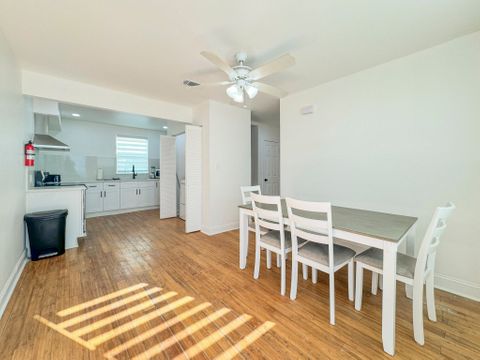 Newly-renovated, centrally located home with all the modern conveniences (id. 5895)