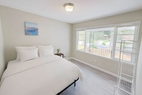 Oakcliff Neighborhood property off Fairburn Road. Spacious Bedrooms and Large Windows. Don't Miss! (id. 19869)