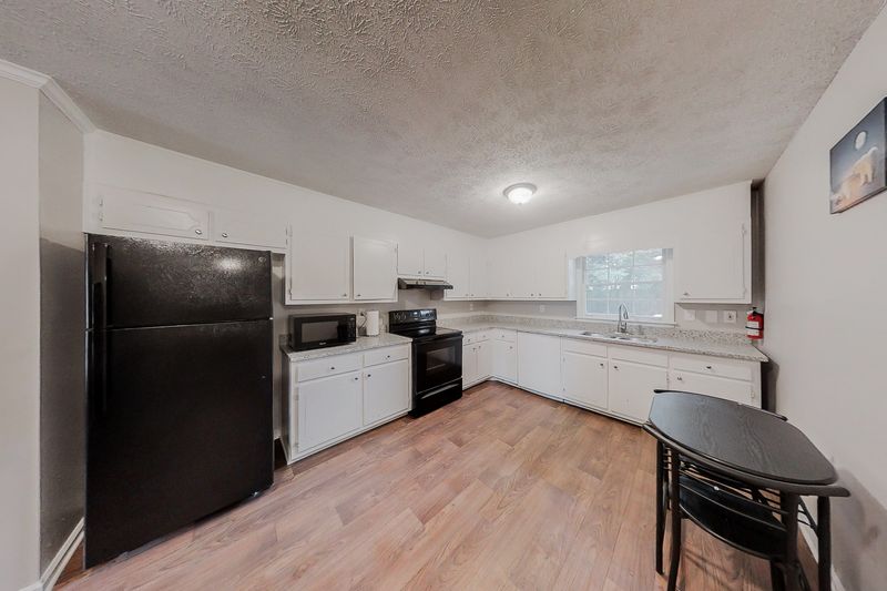 Rarely Available in Stone Mountain - Right off Rockridge Rd & N Hairston | Close to 2 MARTA Bus Stops  | No Move-In Fee   Free Fast Wi-Fi $ , Monthly Cleaning , Walk to Grocery Store, Quiet Neighborhood, + Friendly Padmates (id. 1076)