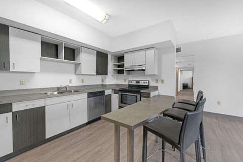 Most Security Friendly Building Co-Living in Memphis! Modern Barksdale Flats: Affordable Private Room Near Overton Park w/ FREE Parking, In-Unit Laundry, Upgraded Kitchen & Wi-Fi! (id. 20436)