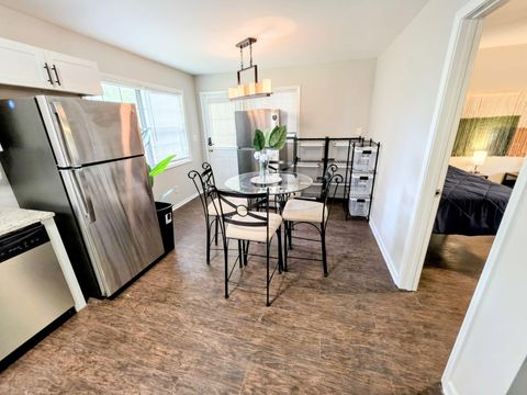 1 GIG Super Fast Internet + 3 min walk to the bus stop + fully furnished kitchen (id. 32463)
