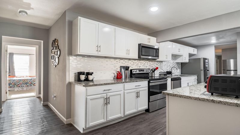 roommates in Undisclosed, Dallas, TX 75228 Newly-renovated - 18 min from downtown | Private sunlit rooms, en-suite & private entry available (id. 23748) - cirtru.com