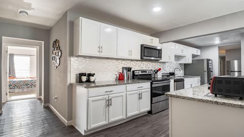 Newly-renovated - 18 min from downtown | Private sunlit rooms, en-suite & private entry available (id. 23748)