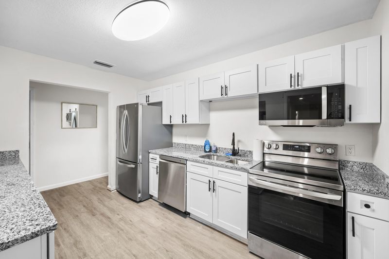 roommates in Undisclosed, Jacksonville, FL 32244 Newly Renovated |   Navy Air Station | 1⃣0⃣ mins Walmart & Target  |  Access to I -17 & I-134 (id. 16888) - cirtru.com