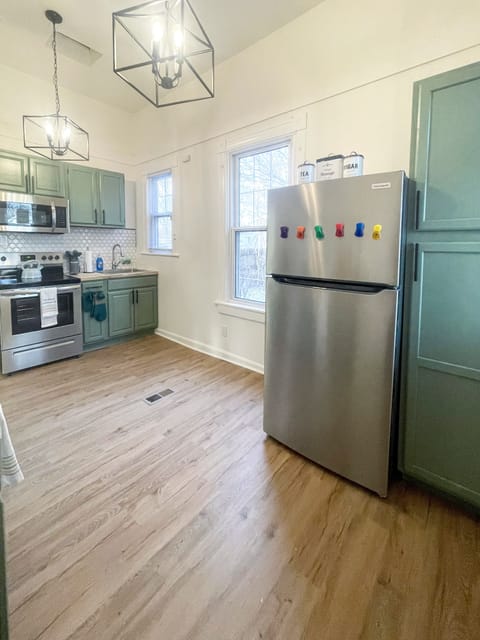 Beautiful, Clean, and Comfortable Rooms for Rent in Home near Downtown Richmond! (id. 5911)