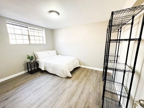 Fresh + Modern Near Forest Park | Huge Bedrooms  | Fast WiFi  | Outdoor Space (id. 11713)