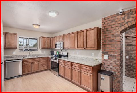 Charming Home Near Downtown Mesa –  Room Includes Smart TV &  Mini Fridge! Managed by Experienced Host! (id. 14149)