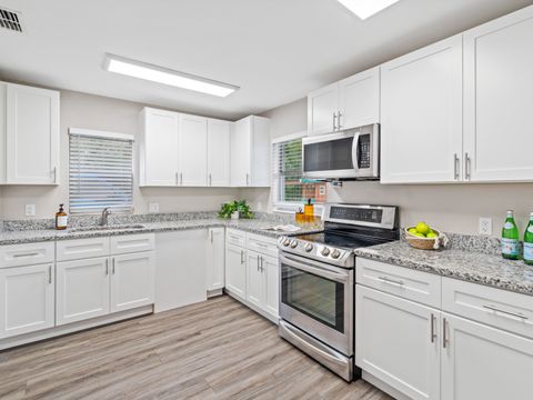 NO MOVE-IN FEE on this amazing Plant City !  
WALKING DISTANCE to Publix, Save-A-Lot, restaurants, and pharmacies! (id. 5100)
