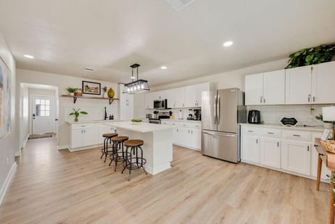 Beautiful Furnished Home Near UTD & Hwy 75 – West Richardson 75080 | TV in Every Room Included at No Extra Cost! (id. 38298)