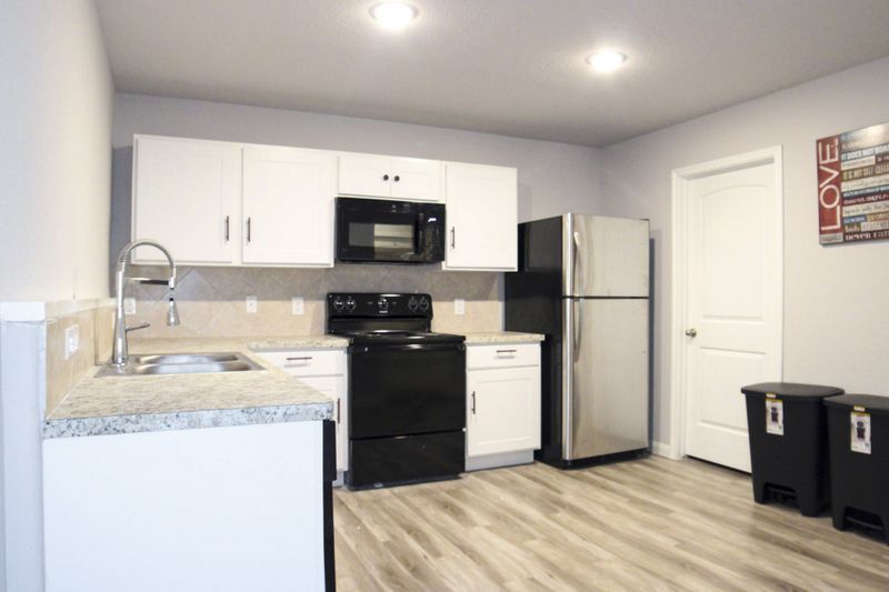 roommates in Undisclosed, Texas City, TX 77591 $0 MOVE IN FEE!! Newly-renovated Texas City House with Backyard (id. 6409) - cirtru.com